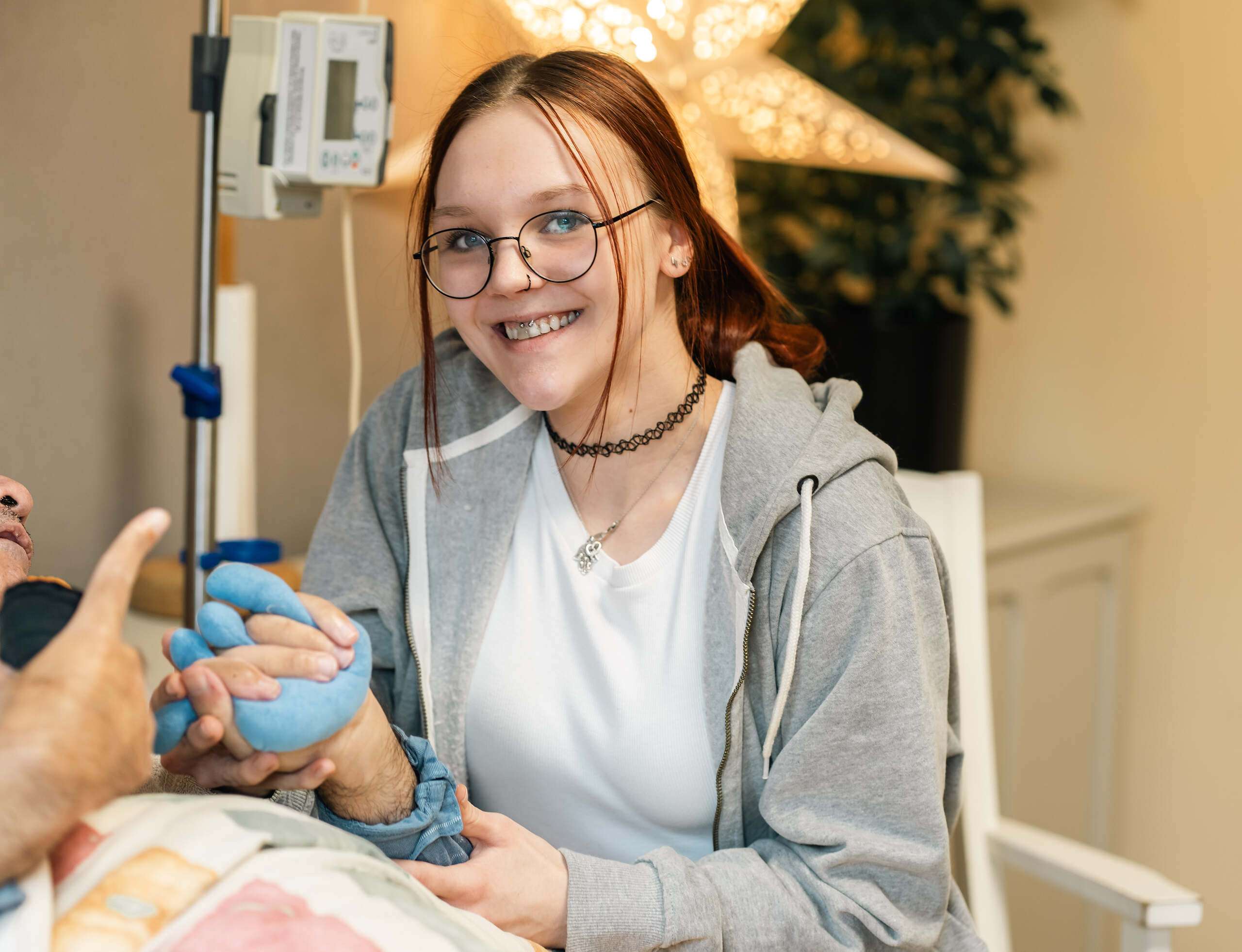 Pflegekraft hält die Hand eines Patienten