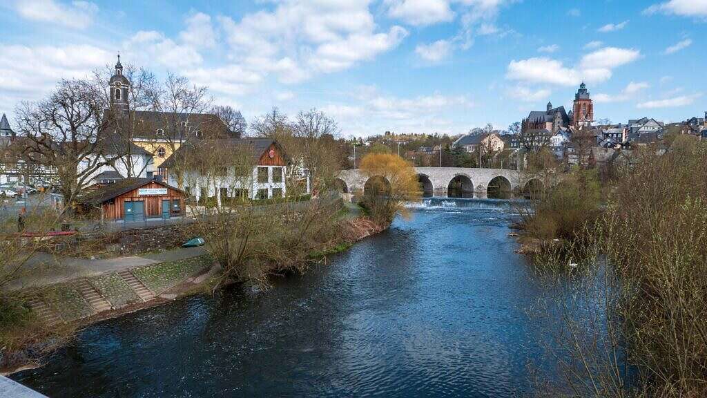 Historischer Kanal in Wetzlar entlang der Lahn mit Altstadtgebäuden im Hintergrund