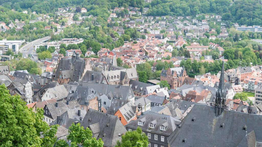 Vogelperspektive der Altstadt von Marburg mit Fachwerkhäusern und Schloss