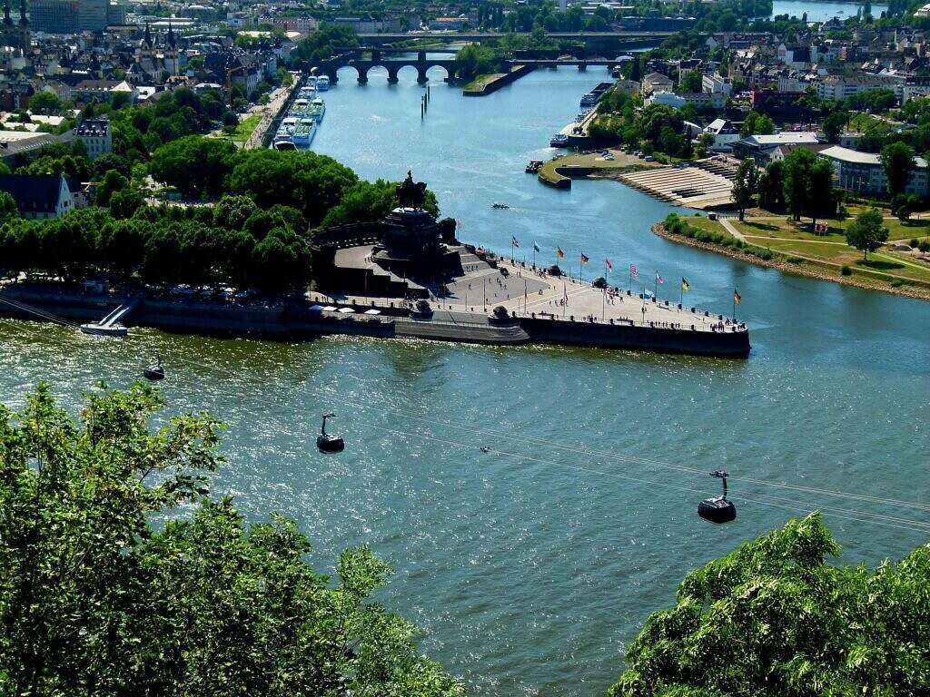 Monumentale Reiterstatue von Kaiser Wilhelm I am Deutschen Eck in Koblenz am Rhein