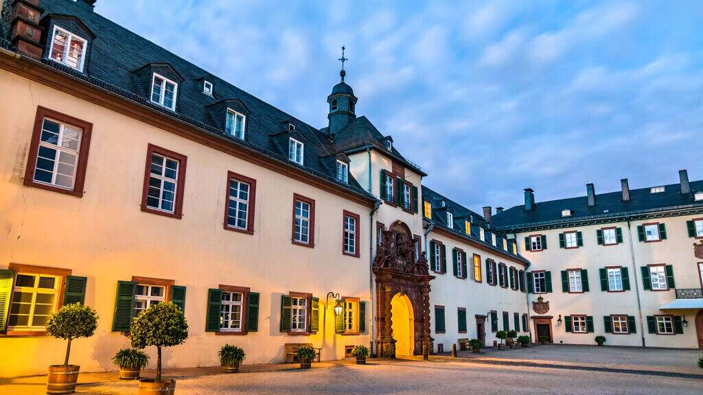 Schloss Bad Homburg mit weißer Fassade und historischem Park im Vordergrund